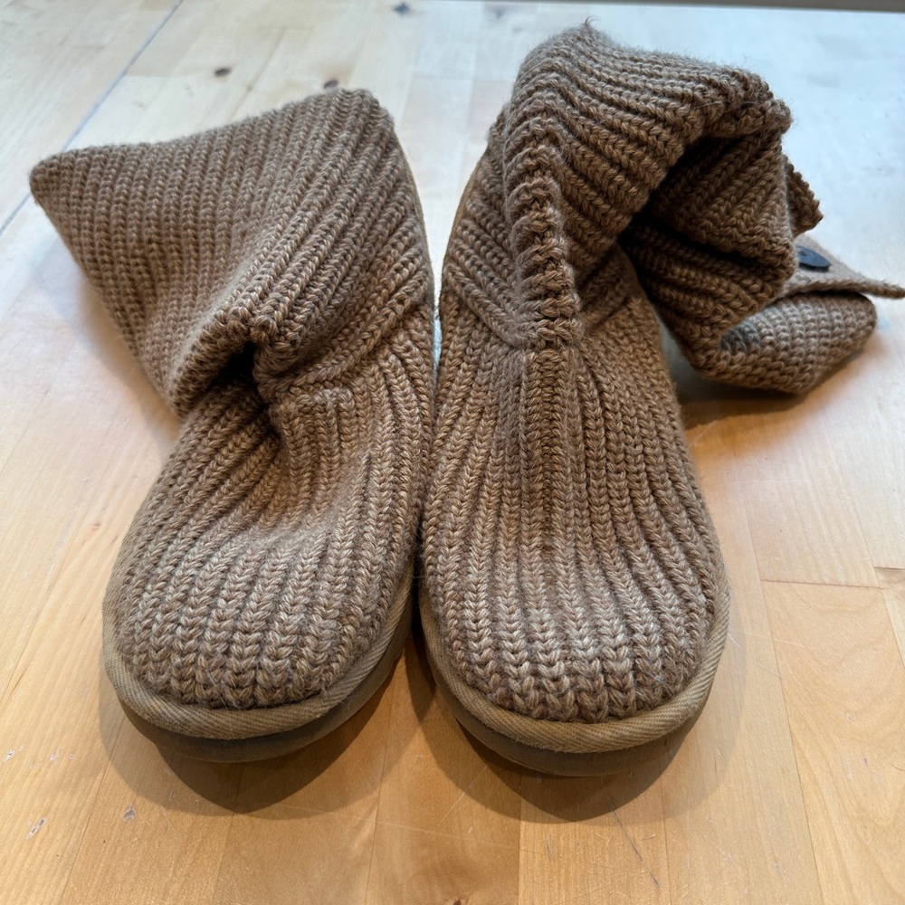 Uggs cardi style size 37